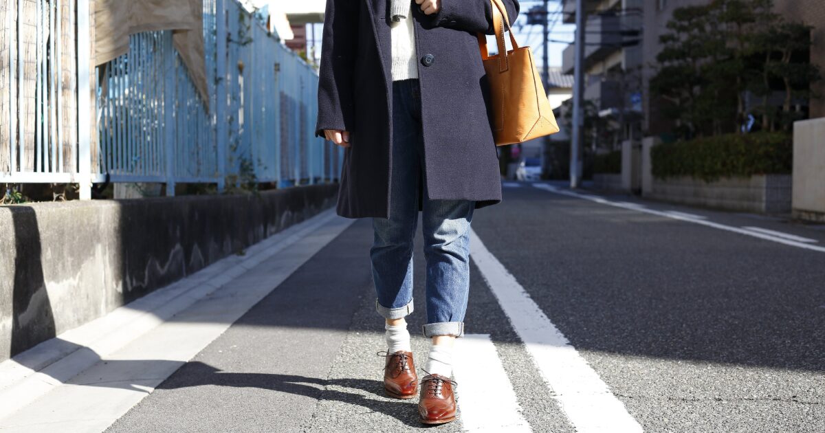 冬服で街を歩く女性の足元