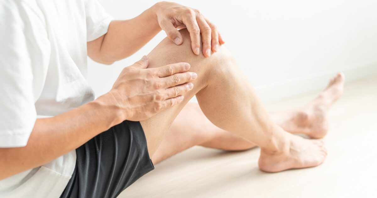 膝に手を添えて座る短パン姿の男性