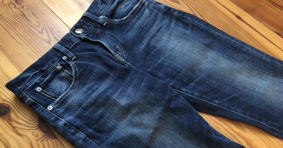 色落ち加工が施されたインディゴデニムジーンズ