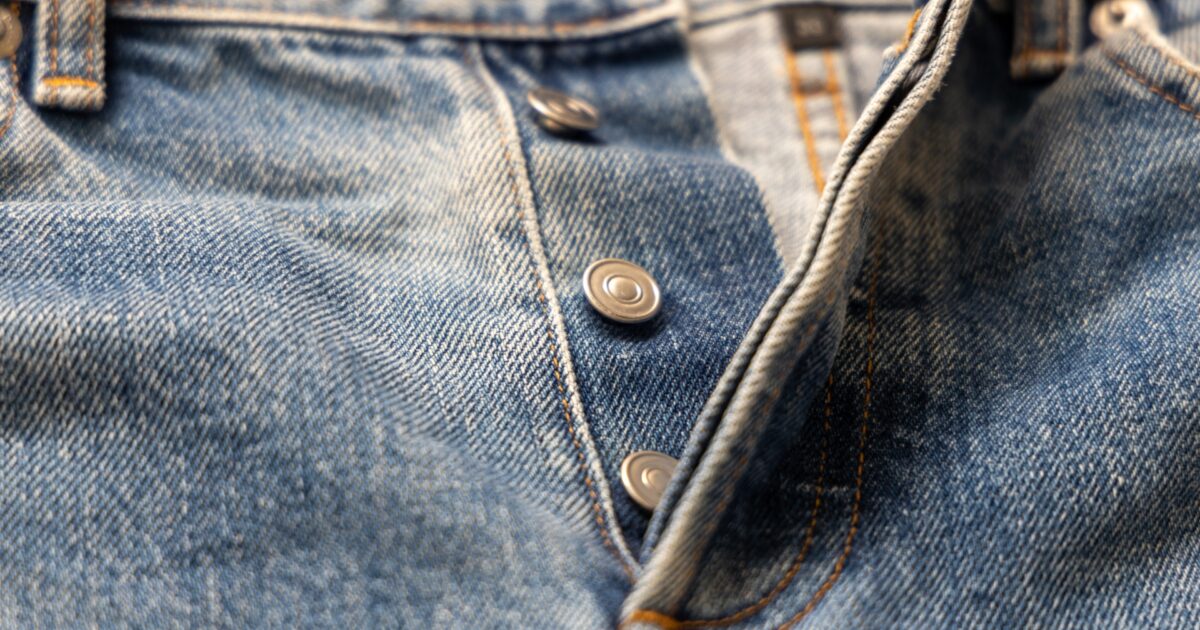 ボタンフライ仕様のライトブルージーンズのクローズアップ