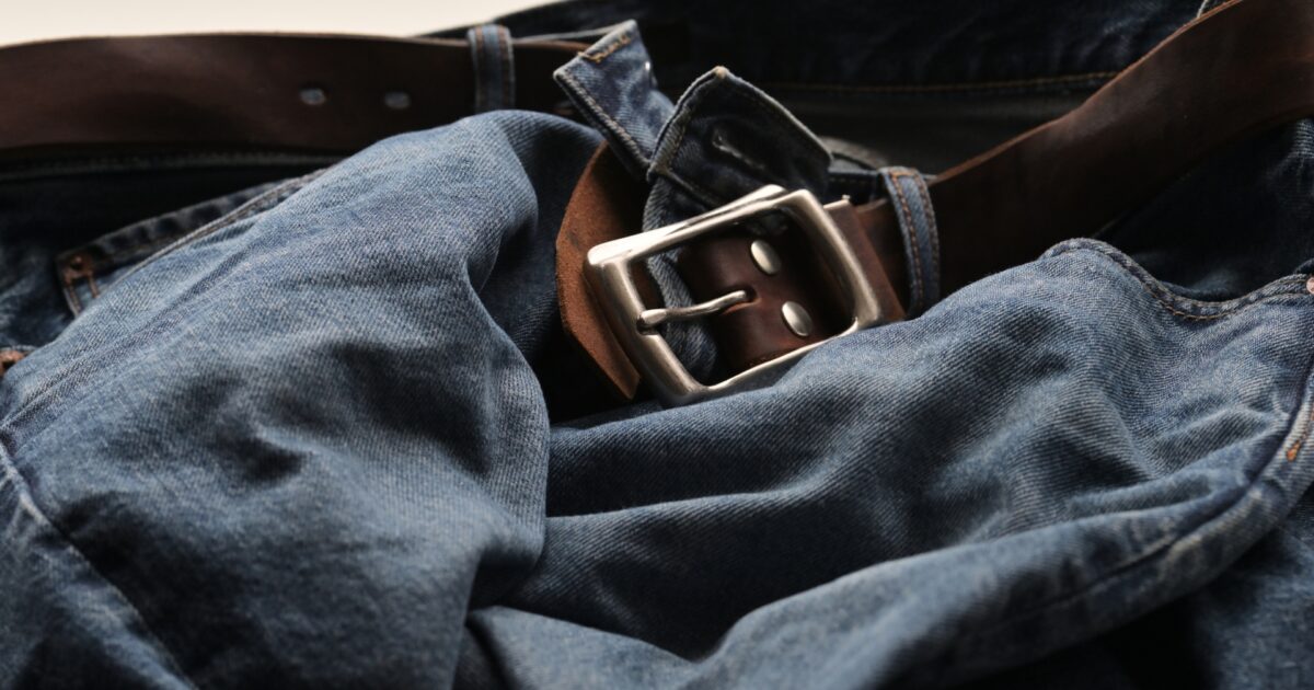 ブラウンベルト付きのジーンズのクローズアップ